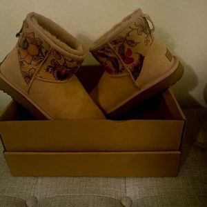 🔥UGG CLASSIC MINI II FLORAL🔥